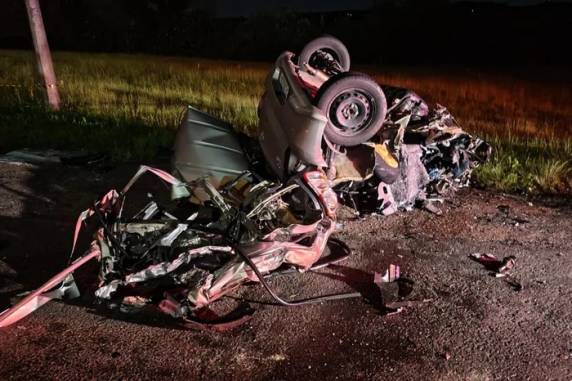 Os carros envolvidos são um Toyota Etios, um Cruze e um Corsa Sedan. A condutora do Etios faleceu no local