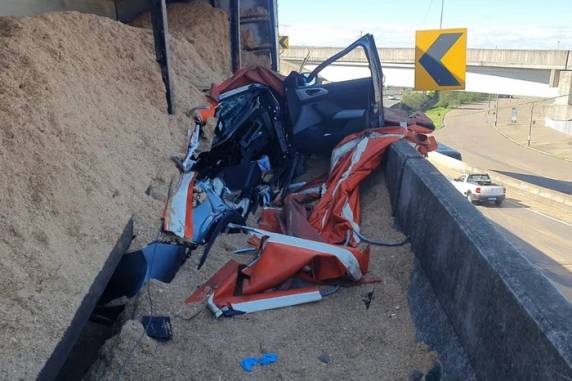 Eduarda Corrêa, de 23 anos, ficou duas horas presa dentro do seu carro, sob um caminhão que tombou na alça de acesso da freeway para a Rodovia do Parque