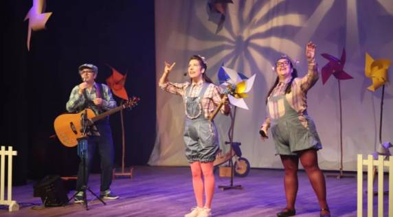 Atividades incluem oficina de mini cenários e espetáculo teatral em celebração ao Dia das Crianças