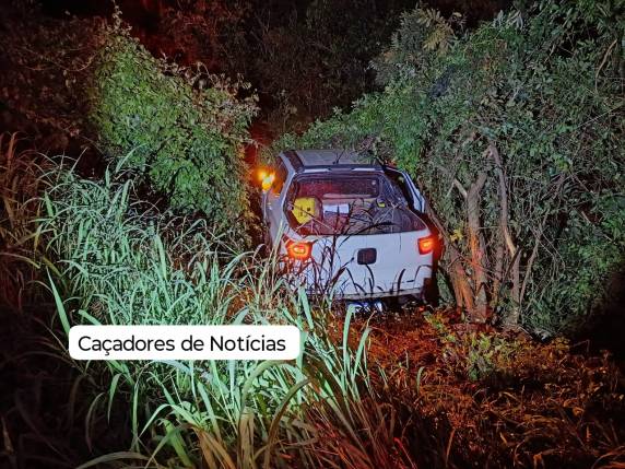 Acidente ocorreu na noite de quarta-feira (8) e envolveu uma caminhonete e uma motocicleta; jovem de 19 anos morreu no local.