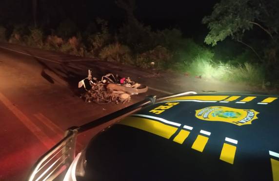 Acidente ocorreu na noite de quarta-feira (8) e envolveu uma caminhonete e uma motocicleta; jovem de 19 anos morreu no local.