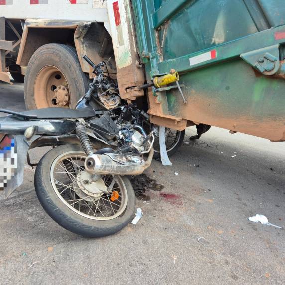 Motociclista fica gravemente ferido após colisão com caçamba de lixo em Passo Fundo