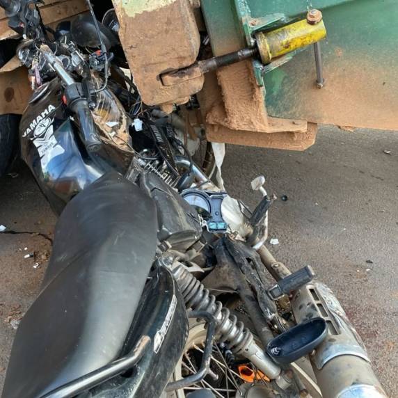 Motociclista fica gravemente ferido após colisão com caçamba de lixo em Passo Fundo