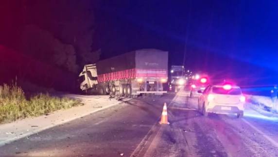 Batida ocorreu durante a madrugada desta quinta-feira (9); vítimas ainda não foram identificadas pelas autoridades