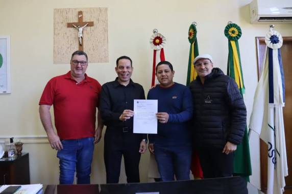 Integrantes do partido foram recebidos pelo prefeito em exercício, Josias Corrêa, para a entrega do ofício que garante o recurso articulado junto ao deputado federal Paulo Pimenta (PT).