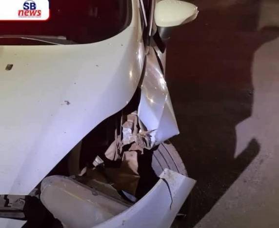Veículo passou por cima do canteiro central na rótula do Parcão e ficou com a frente destruída; condutor fugiu antes da chegada da Brigada Militar.