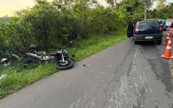 Colisão ocorreu no fim da tarde desta sexta-feira (10), no bairro Kephas, e também deixou duas pessoas feridas