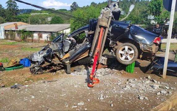 Condutor estava consciente, mas com dores no tórax e na coluna; poste e fiação caíram sobre o carro