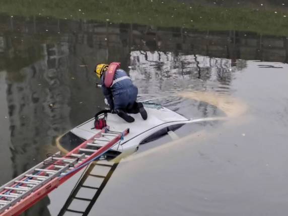 Acidente ocorreu por volta das 4h deste domingo (12) na altura da Rua Múcio Teixeira
