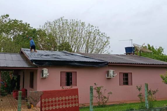 Danos foram registrados no interior do município, por volta das 5h deste domingo. Não há feridos ou desabrigados