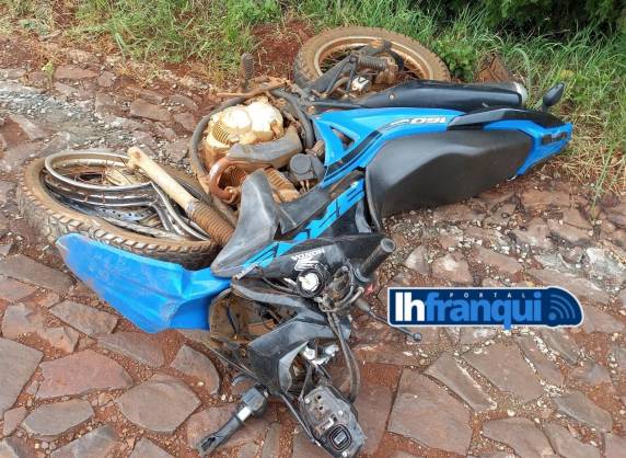 Acidente ocorreu na tarde deste domingo (12) na estrada que liga a cidade à Vila Caraguatá; motorista e passageiros da caminhonete não se feriram.