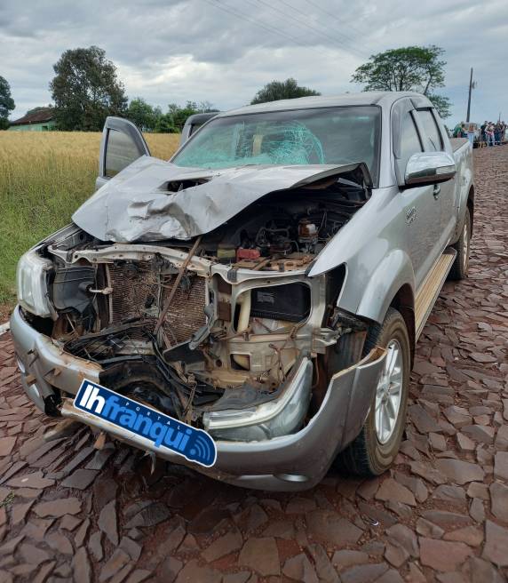 Acidente ocorreu na tarde deste domingo (12) na estrada que liga a cidade à Vila Caraguatá; motorista e passageiros da caminhonete não se feriram.