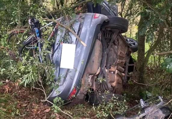 Veículo saiu da pista próximo ao Loteamento Industrial na manhã deste domingo