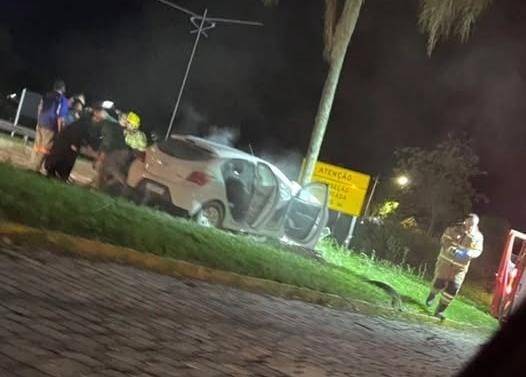 Bombeiros controlam princípio de incêndio após sinistro no trevo de acesso à Oleoplan