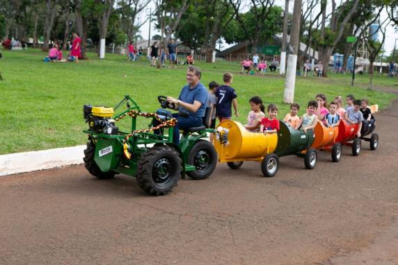 Evento reúne famílias no Parque de Exposições com atividades culturais, esportivas e de lazer, promovendo integração comunitária e solidariedade.