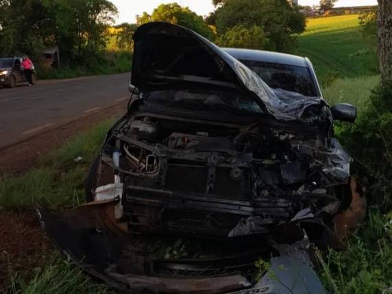 O condutor de um Citroën C4, morador de Tenente Portela, foi socorrido e encaminhado ao hospital após colidir com um trator pulverizador na tarde desta segunda-feira.