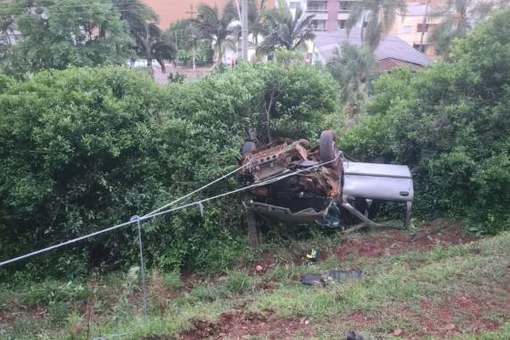 Acidente foi depois de saída de pista. Motorista foi arremessado para fora do automóvel e morreu no local