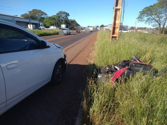 Condutor da motocicleta foi socorrido pelo Samu e encaminhado ao Hospital de Clínicas