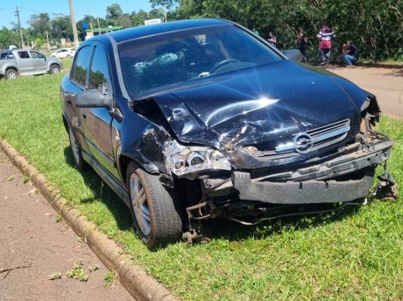 Colisão entre Fiat Uno e GM Astra no trevo da ERS-305 mobilizou Corpo de Bombeiros e causou lentidão temporária no trânsito em Horizontina.