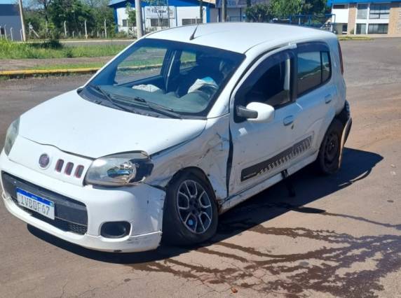 Colisão entre Fiat Uno e GM Astra no trevo da ERS-305 mobilizou Corpo de Bombeiros e causou lentidão temporária no trânsito em Horizontina.