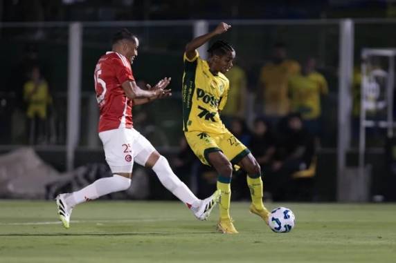 Dominado na maior parte da partida pelo adversário, Colorado desperdiça a chance de se distanciar do Z-4 do Brasileirão