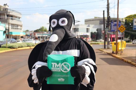 Mobilização envolveu distribuição de materiais educativos, visitas a comércios e reforço nas orientações à comunidade; município registra 13 casos confirmados da doença.