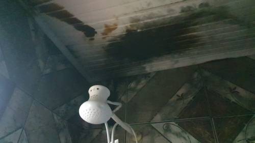 Descarga elétrica causou princípio de incêndio em chuveiro e danos na rede elétrica, mas ninguém ficou ferido