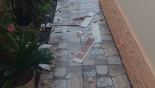 Descarga elétrica causou princípio de incêndio em chuveiro e danos na rede elétrica, mas ninguém ficou ferido