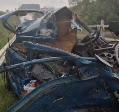 Condutor do Celta sofreu apenas ferimentos leves após colisão frontal com caminhão que transportava baterias