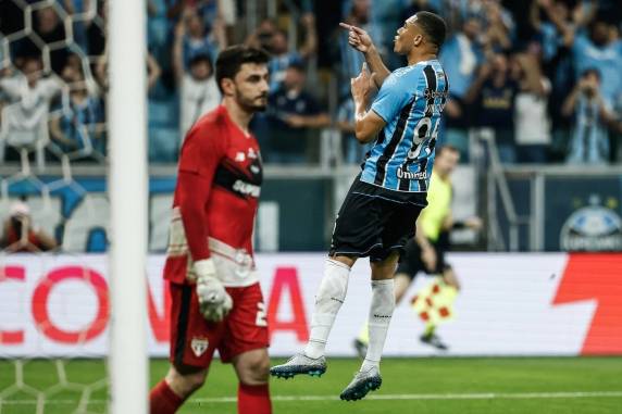 Centroavante marcou duas vezes e garantiu o triunfo Tricolor, que chega aos 36 pontos, a sete do G-6