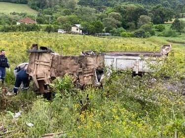 Caminhão caçamba sai da pista e despenca em ribanceira na ERS-435, em Putinga; motorista morre no local.