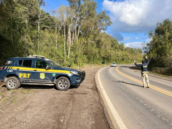 Motorista de carreta é preso pela PRF em Panambi por apresentar documentos falsificados durante fiscalização na BR-158.