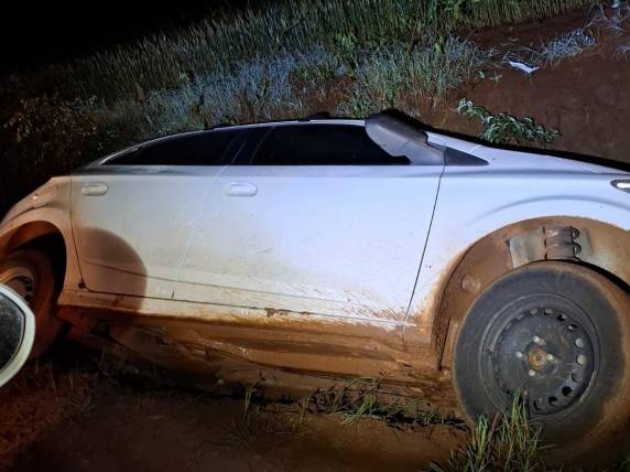 Onix saiu da pista na noite desta sexta-feira (17); vítimas foram socorridas pelo Corpo de Bombeiros e levadas ao Hospital de Clínicas com ferimentos leves.