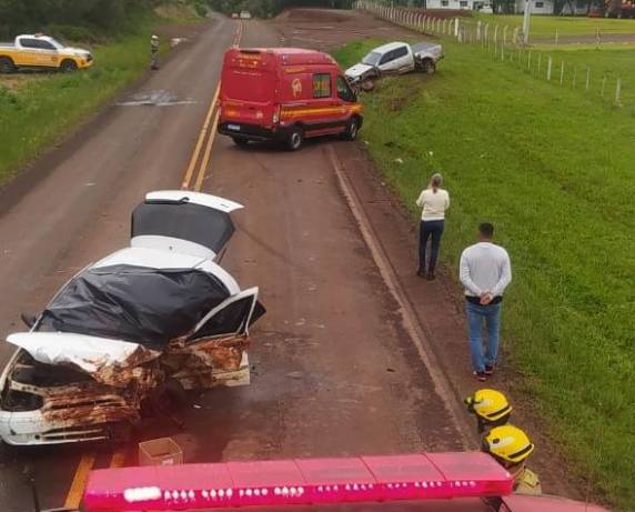 Colisão frontal entre caminhonete e automóvel ocorreu na manhã deste sábado (18)