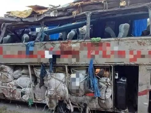 Veículo de turismo com mais de 30 passageiros tombou entre Paranatama e Saloá; equipes de socorro foram mobilizadas pelos governos de PE e BA