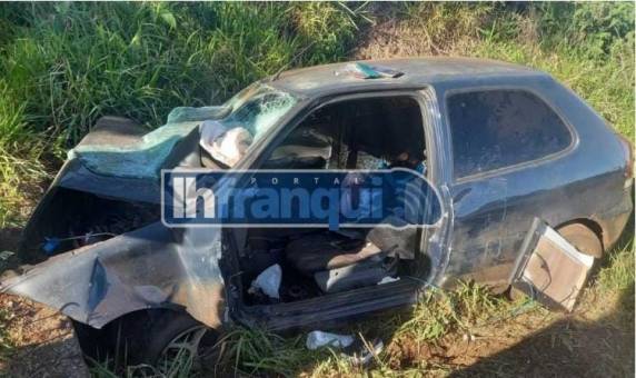 Veículo saiu da pista e colidiu contra um bueiro nas proximidades da Linha Santo Antônio; uma mulher ficou gravemente ferida.
