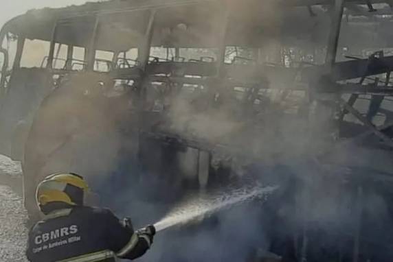 As equipes dos bombeiros controlaram as chamas, mas o ônibus ficou completamente destruído.
