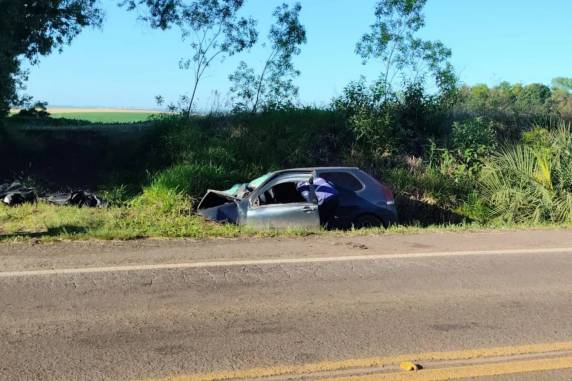Três pessoas morreram após o veículo sair da pista e colidir com um bueiro; uma mulher sobreviveu e foi socorrida ao hospital