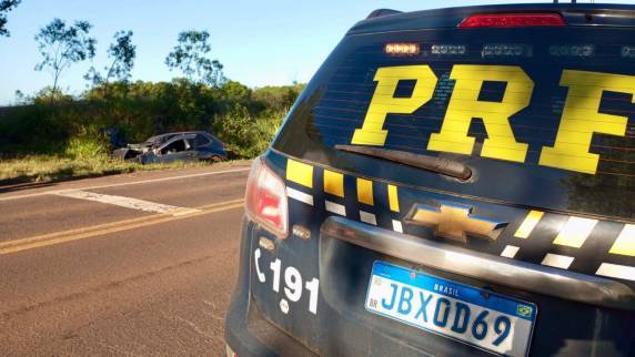 Três pessoas morreram após o veículo sair da pista e colidir com um bueiro; uma mulher sobreviveu e foi socorrida ao hospital