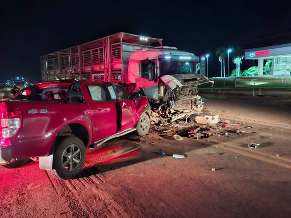 Colisão frontal ocorreu na BR-285, próximo à Havan, na noite deste domingo (19)