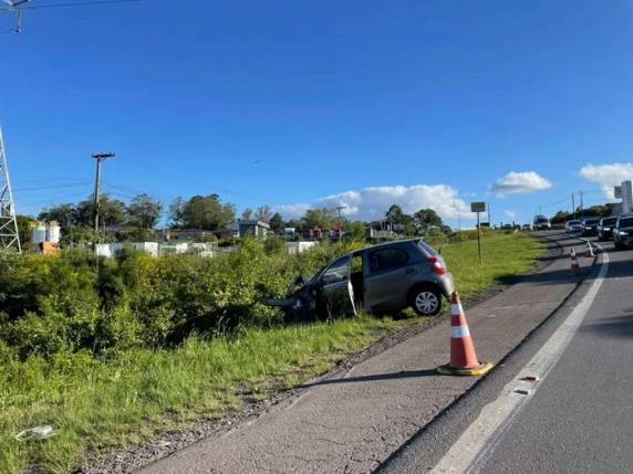 O fato aconteceu na tarde deste domingo (19) e envolveu três veículos