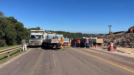 Trânsito está interrompido no sentido interior/capital; não há registro de feridos