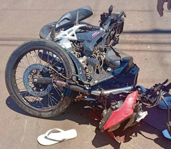 Acidente ocorreu no início da tarde desta segunda-feira no bairro Mário