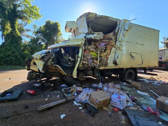 Acidente ocorreu na saída para Santo Ângelo; carreta saiu da pista e parou em meio a árvores após o impacto.