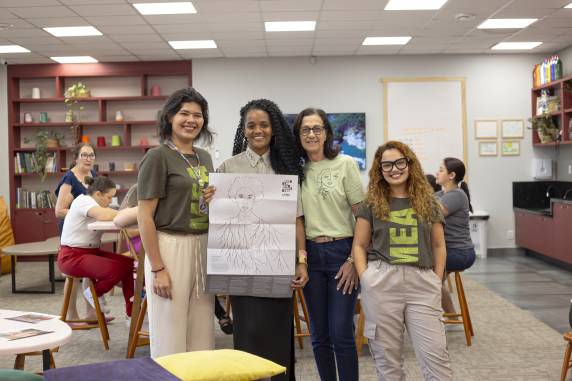 Projeto do Memorial da Evolução Agrícola une arte, memória e bem-estar emocional em uma Mostra que revela como o bordado pode transformar histórias pessoais em laços coletivos.