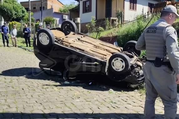 Veículo desengatou, desceu a rua e capotou; crianças, com idade entre 10 e 11 anos, tiveram lesões leves, sendo que uma veio a quebrar um dos braços