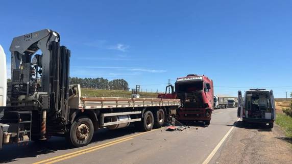 Colisão traseira mobilizou Corpo de Bombeiros, PRF e SAMU; vítima precisou ser desencarcerada e foi encaminhada consciente ao Hospital de Panambi.