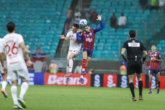 William José marcou para a equipe baiana após pênalti cometido por Bernabei; Alisson, que estreou pelo Colorado, acabou sendo expulso depois de pisão em Rodrigo Nestor