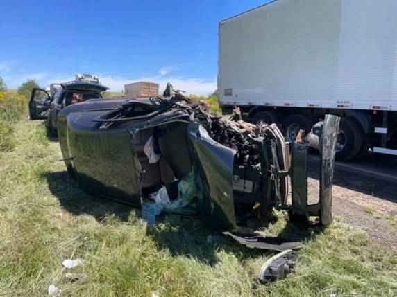 Trânsito lento e vazamento de combustível após capotamento na BR-285 entre Carazinho e Saldanha Marinho