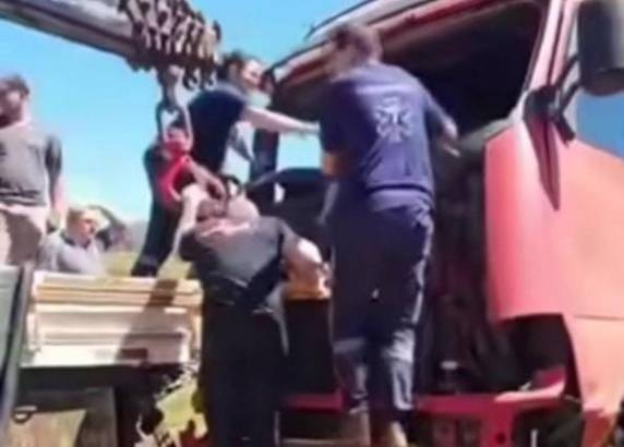 Acidente ocorrido na manhã desta quarta-feira (22) deixou um homem, morador de Cristal do Sul, preso às ferragens e com fraturas; ele foi socorrido e transferido para o Hospital São José de Rodeio Bonito.